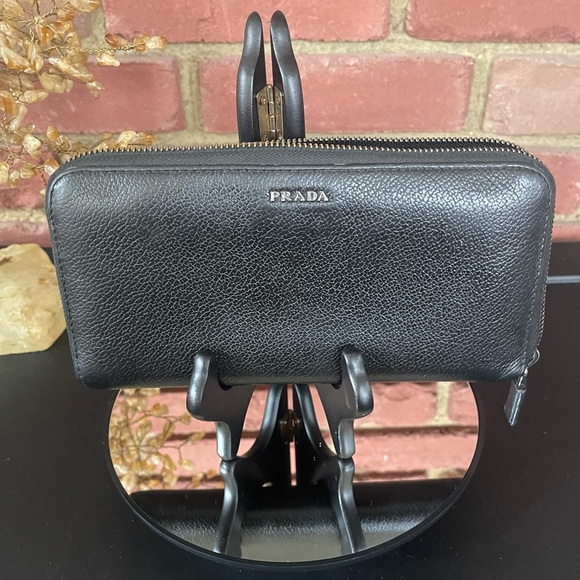 🔥 AUTHENTIC 🔥PRADA 🔥ROUND ZIPPER LONG WALLET. - Picture 1 of 6
